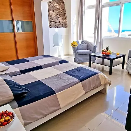 Lilly - - Pool - Meerblick